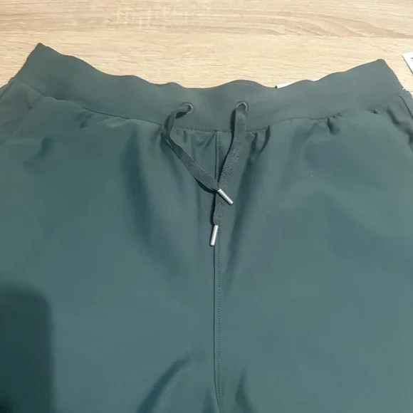 NWT Old Navy Active Powersoft ‘High Rise Go Dry’ Shorts Green size medium - Picture 3 of 7